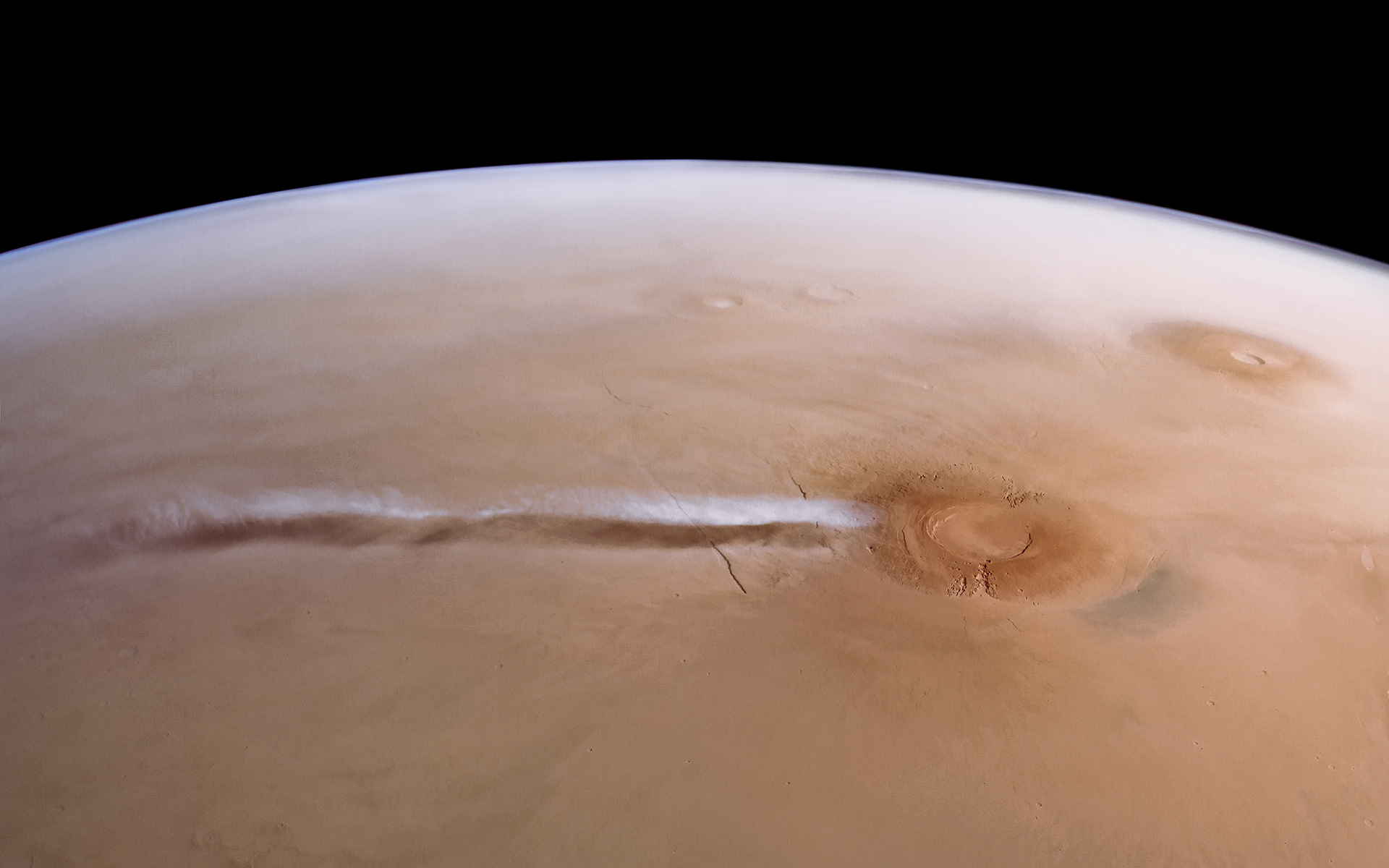 Nuvem branca alongada acima da superfície de Marte, estendendo-se a partir de Arsia Mons
