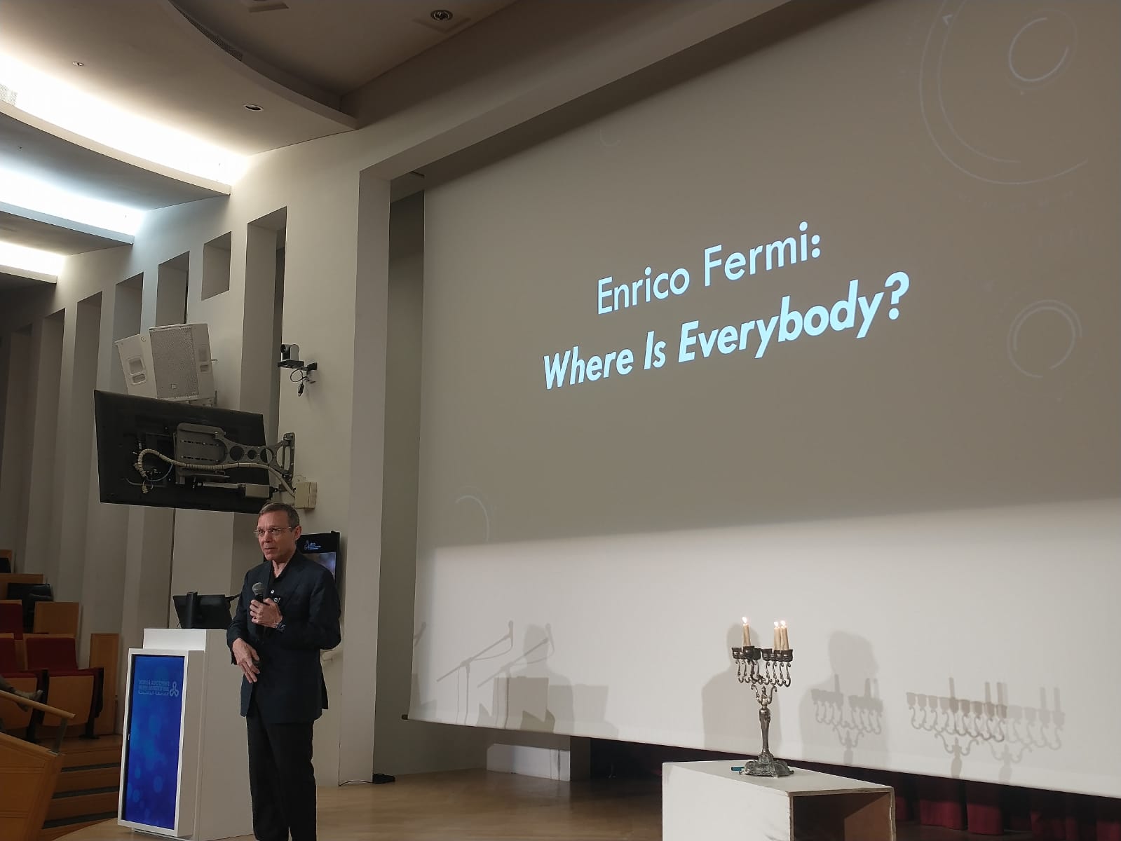 O astrofísico Avi Loeb durante palestra