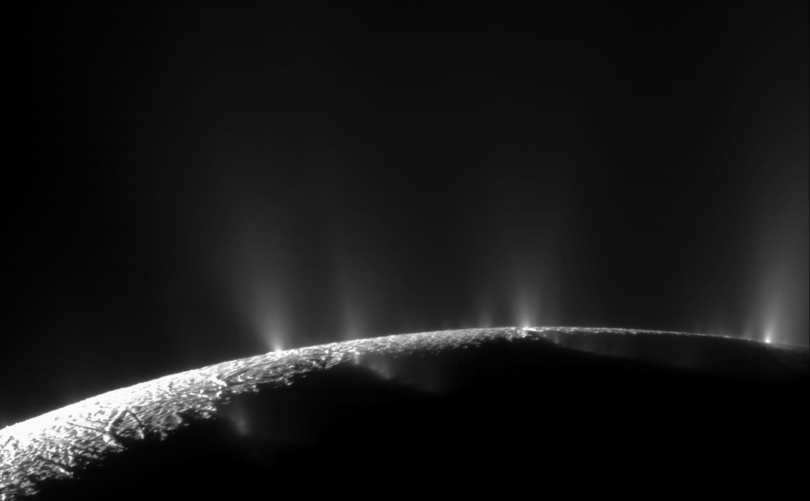 Plumas de partículas de gelo surgem acima do horizonte de Encélado em registro da Cassini