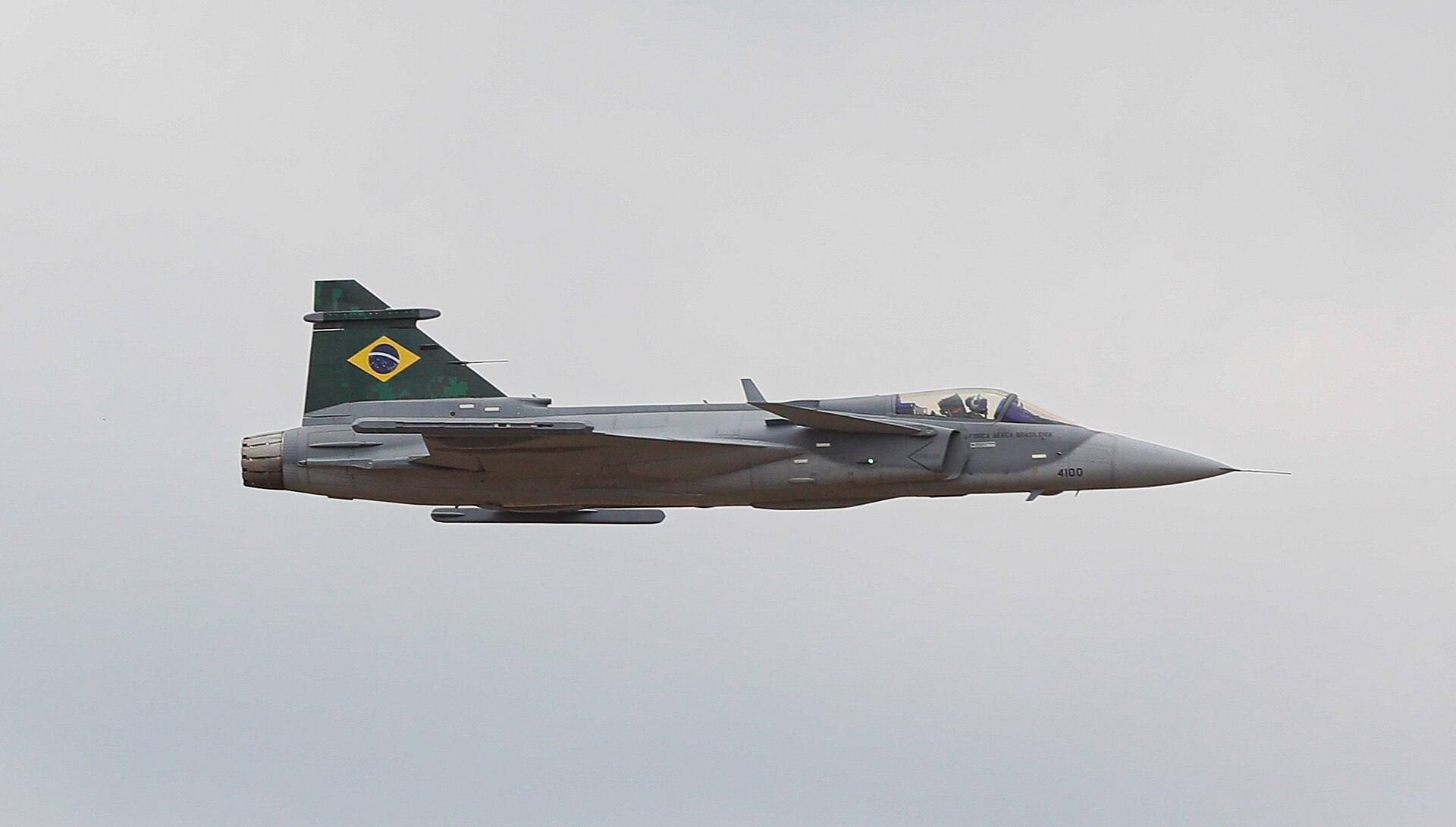 Caça F-39E Gripen da Força Aérea Brasileira em voo