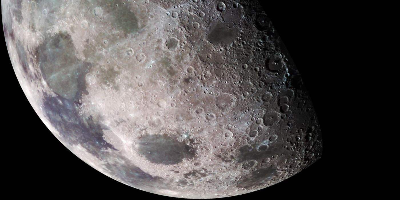 Mosaico da superfície da Lua registrado pela sonda Galileo, com crateras e áreas escuras