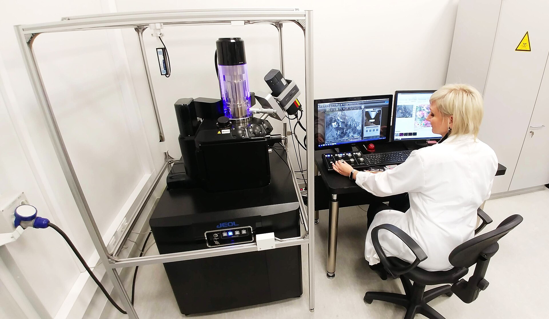 Cientista trabalha com microscópio eletrônico de varredura
