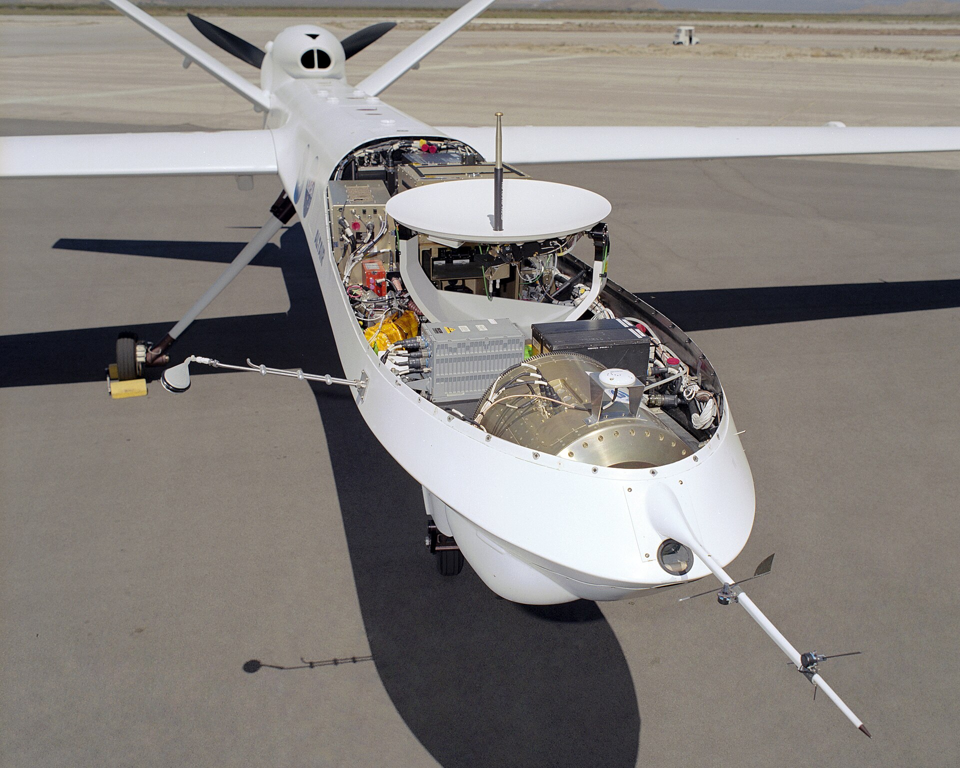 Drone MQ-9 Reaper em voo, com antena de comunicação por satélite