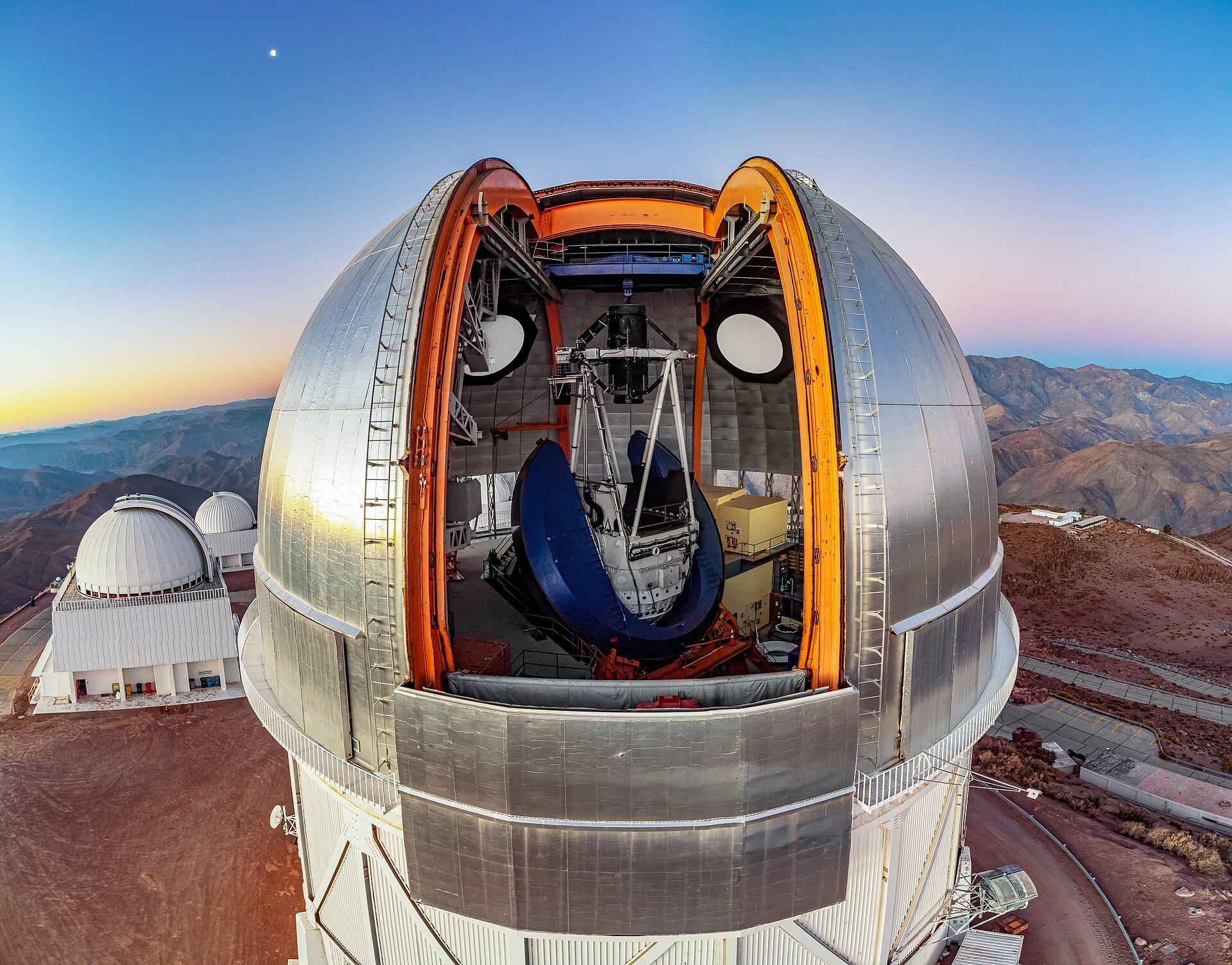 Cúpula de observatório aberta sob céu estrelado