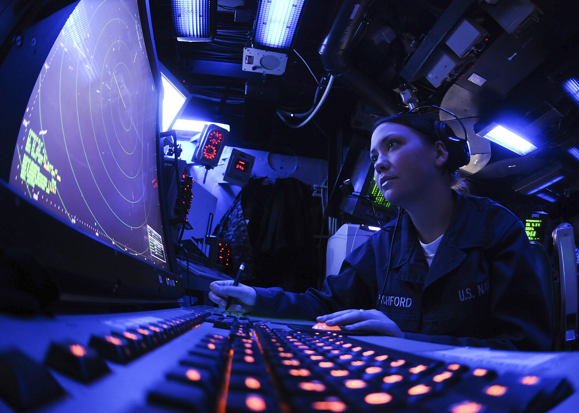 Controladora de tráfego aéreo da Marinha dos EUA monitora console de radar