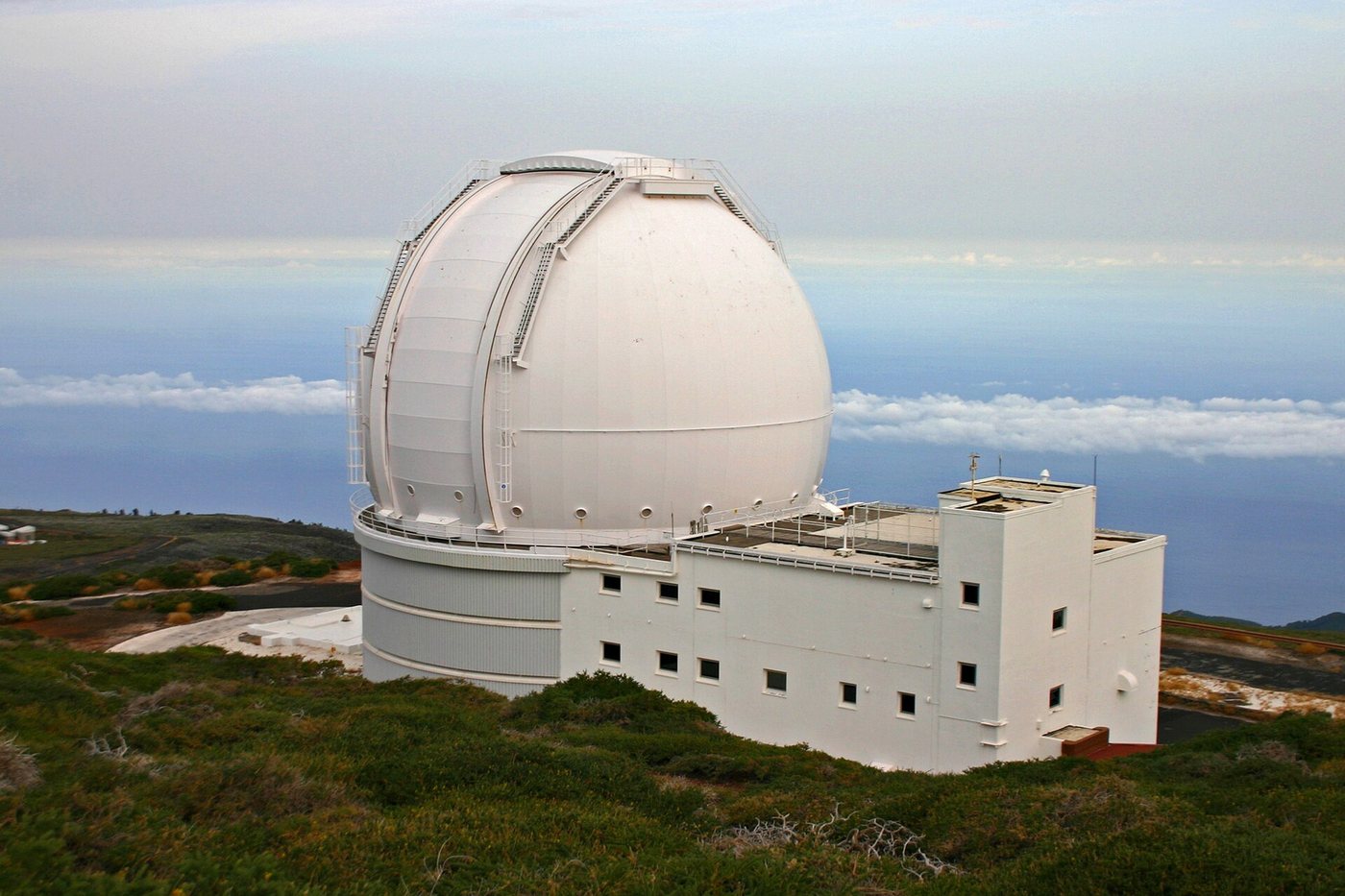 Cúpula branca do telescópio William Herschel, no Observatório do Roque de los Muchachos, em La Palma, acima das nuvens