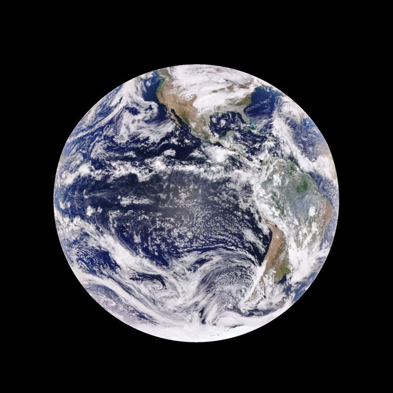 Disco da Terra com nuvens, oceanos e continentes observado pela missão DSCOVR
